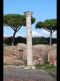 04900 ostia - regio i - insula xvii - terme del mitra (i,xvii,2) - korinthische saeule - raum e.jpg